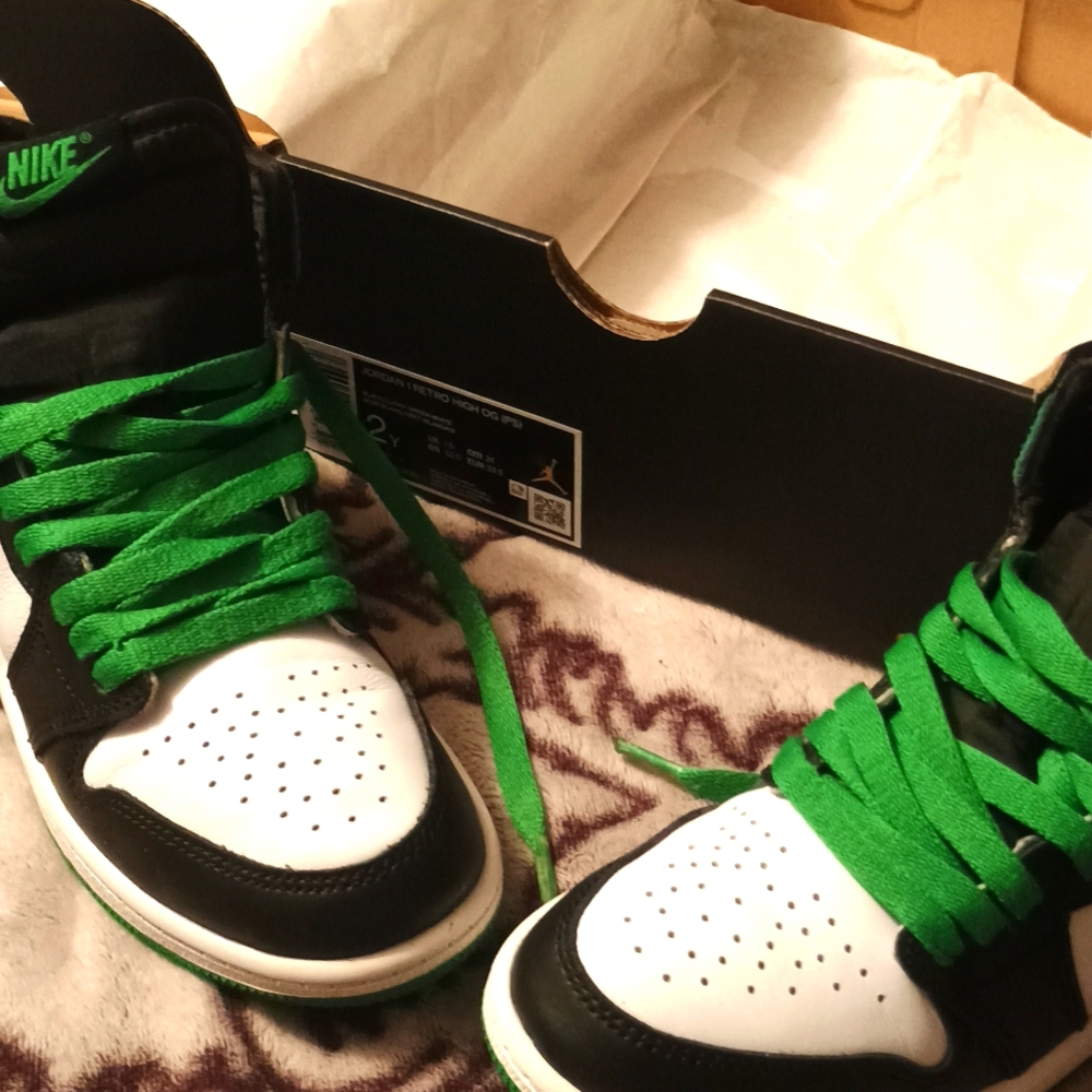 Sz 2 Jordan 1 Retro High OGs in their original box